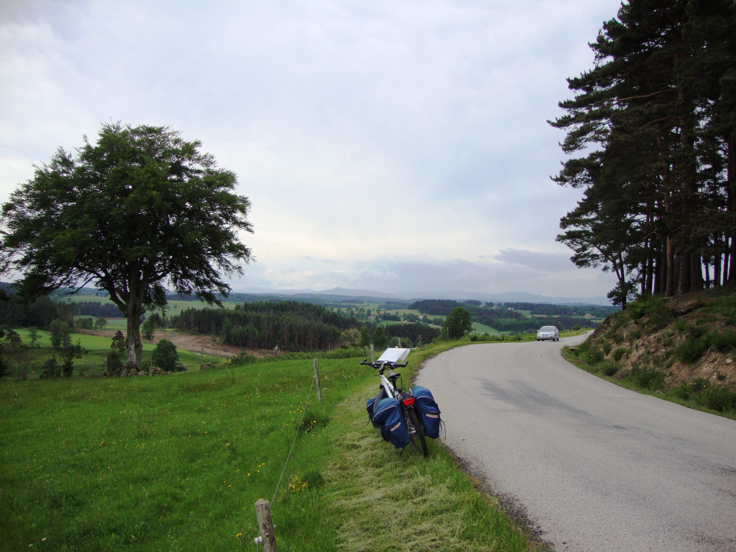 Photo d'un paysage en Haute-Loire, à Saint-Pal-de-Mons, avec un vélo et une route en premier plan