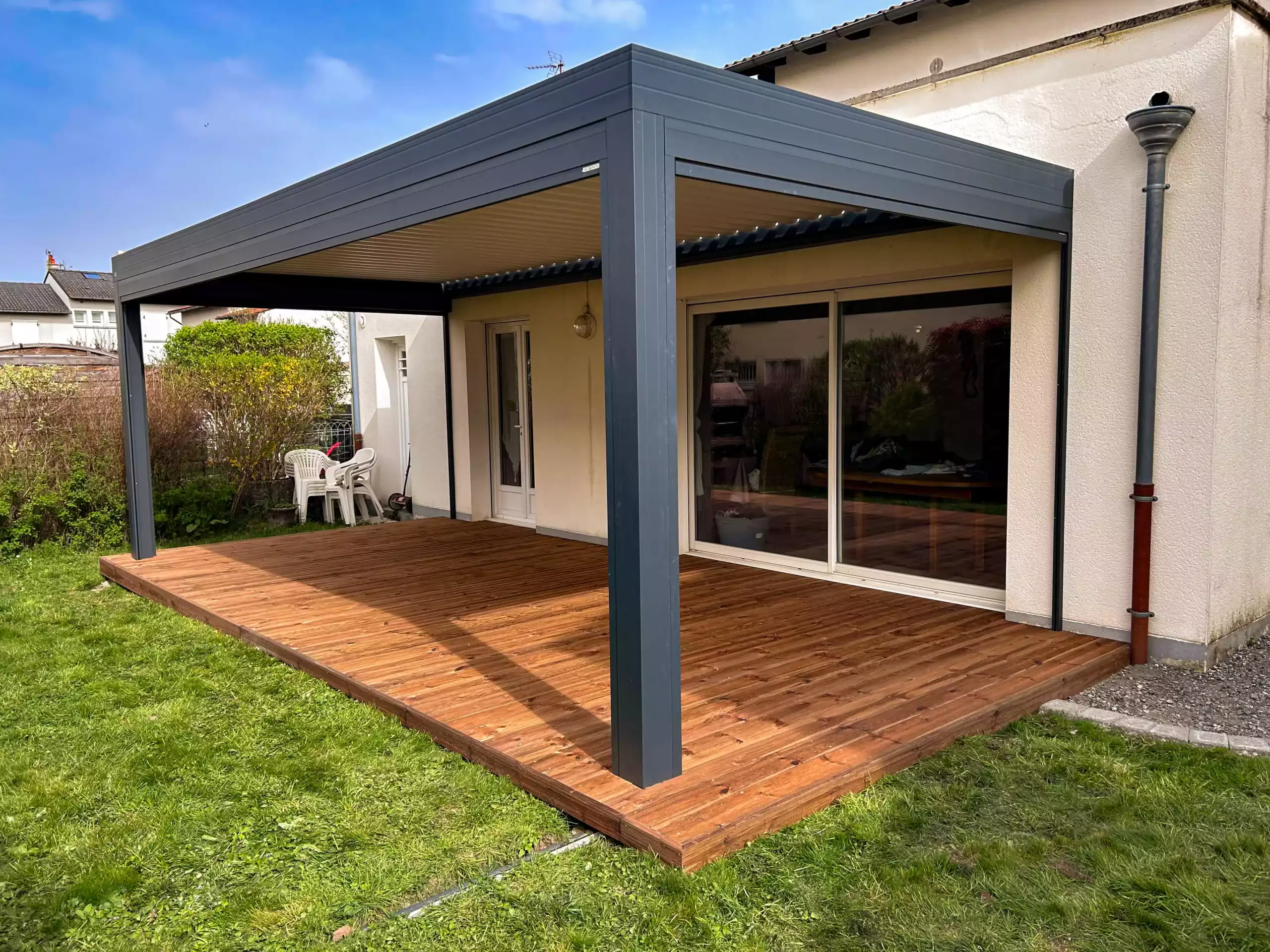 Photo d'une pergola bioclimatique sur une terrasse bois Profession Habitat