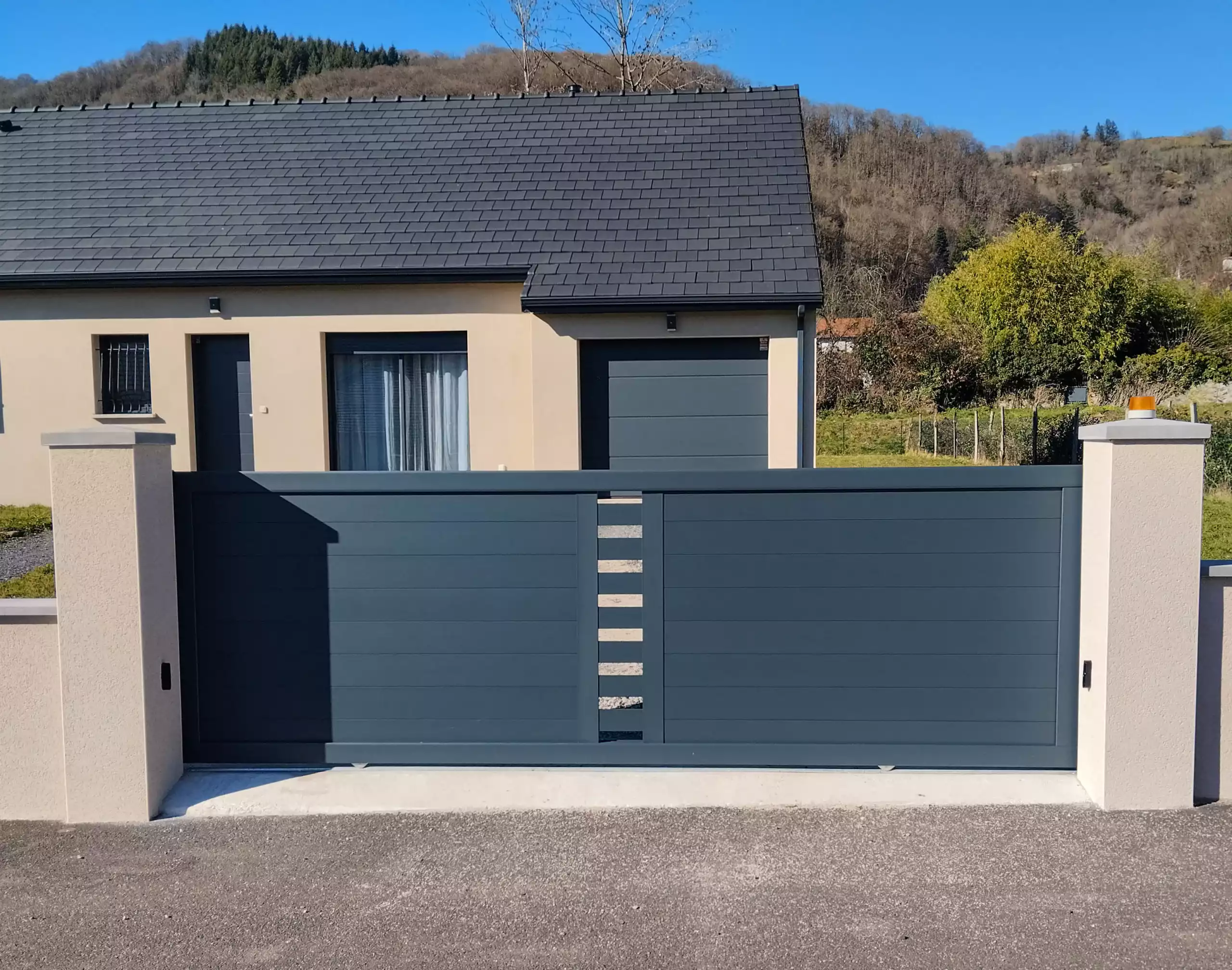 Photo d'un portail aluminium gris anthracite